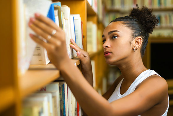 Studentin in der Bibliothek