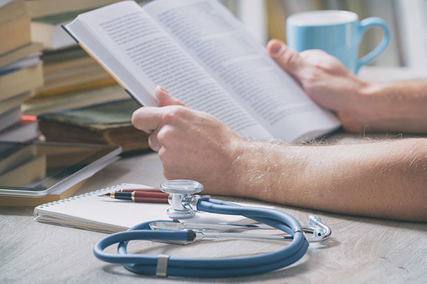 Medizinstudium — Stethoskop und Fachbücher